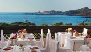 Der Blick von der Terrasse auf die Bucht ist atemberaubend##Foto: hotelmarinedda.com Der Blick von der Terrasse auf die Bucht ist atemberaubend