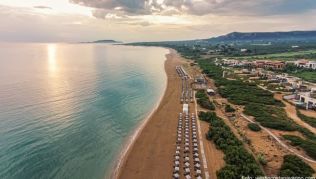 Der Traumstrand liegt direkt vor dem Hotel mit einem tollen Blick auf die Landschaft##Foto: westincostanavarino.com Der Traumstrand liegt direkt vor dem Hotel mit einem tollen Blick auf die Landschaft