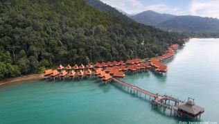 Eine der traumhaftesten Buchten Malaysias liegt das »Berjaya Redang Resort« Foto: berjayahotel.com Eine der traumhaftesten Buchten Malaysias liegt das »Berjaya Redang Resort«