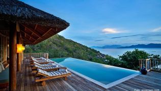 Auf die Gäste im »Six Senses Hideaway« in Vietnam wartet eine private Beach Villa mit Außenbad, Sonnenterrasse und Pool Auf die Gäste im »Six Senses Hideaway« in Vietnam wartet eine private Beach Villa mit Außenbad, Sonnenterrasse und Pool