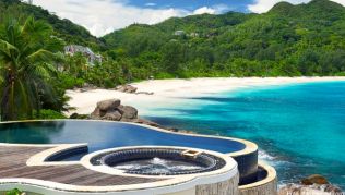 Blick vom Pool des »Banyan Tree« auf die wunderschöne Anse Intendance auf den Seychellen##Foto: banyantree.com Blick vom Pool des »Banyan Tree« auf die wunderschöne Anse Intendance auf den Seychellen