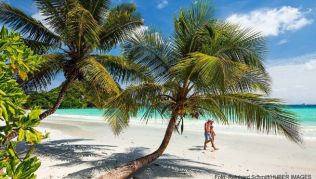 Spaziergänger an der Anse Volbert auf der Seychellen-Insel Praslin Spaziergänger an der Anse Volbert auf der Seychellen-Insel Praslin
