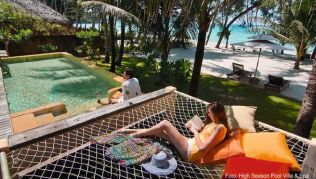Urlauber am privaten Pool einer Strandvilla im »High Season Pool Villa & Spa« auf Koh Kood Urlauber am privaten Pool einer Strandvilla im »High Season Pool Villa & Spa« auf Koh Kood