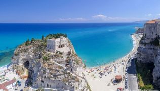 Eine der schönen Badeorte Kalabriens mit tollen Stränden ist Tropea Eine der schönen Badeorte Kalabriens mit tollen Stränden ist Tropea