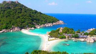 Text...##Foto: www.firstbungalowsamui.net Das sympathische 3-Sterne-Haus »Hotel First Bungalow Beach Resort« liegt an einem der schönsten Strandabschnitte am Chaweng Noi Beach