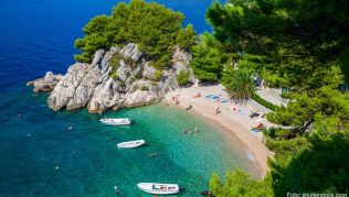 Die Adriaküste bei Brela ist gespickt mit kleinen und größeren Badebuchten##Foto: shutterstock Die Adriaküste bei Brela ist gespickt mit kleinen und größeren Badebuchten"