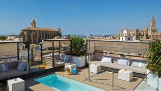 Die Kathedrale der Heiligen Maria ist ein Wahrzeichen in Palma de Mallorca##Foto: Palma Suites Hotel Von der Terrasse des Palma Suites Hotels hat man einen herrlichen Blick auf die Stadt Palma