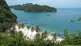 Auf vielen Inseln Thailands, wie hier auf Koh Phangan, muss man auch während der Regenzeit nicht auf die Sonne verzichten##Foto: Homepage Panviman Resort Auf vielen Inseln Thailands, wie hier auf Koh Phangan, muss man auch während der Regenzeit nicht auf die Sonne verzichten