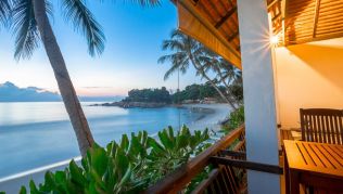 Chaweng Beach ist ein sechs Kilometer langer, feiner, weicher Sandstreifen mit Schatten spendenden Palmen##Foto: samuiparadise.com Chaweng Beach ist ein sechs Kilometer langer, feiner, weicher Sandstreifen mit Schatten spendenden Palmen