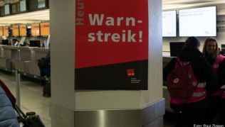 Verdi hatte bereits am Berliner Flughafen zu einem mehrstündigen Warnsteig aufgerufen. Nun sollen in Düsseldorf, Köln/Bonn und Stuttgart Aktionen folgen Verdi hatte bereits am Berliner Flughafen zu einem mehrstündigen Warnsteig aufgerufen. Nun sollen in Düsseldorf, Köln/Bonn und Stuttgart Aktionen folgen
