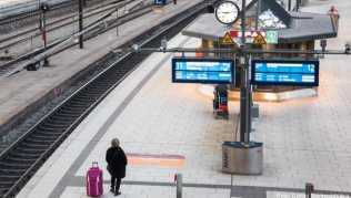 Sturmtief «Sabine» sorgt weiterhin für zahlreiche Störungen bei der Bahn Sturmtief «Sabine» sorgt weiterhin für zahlreiche Störungen bei der Bahn
