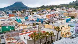 In Bo-Kaap siedelten sich einst viele freigelassene Sklaven an. Heute ist das Viertel für seine bunten Häuser und die Aussicht auf den Tafelberg bekannt In Bo-Kaap siedelten sich einst viele freigelassene Sklaven an. Heute ist das Viertel für seine bunten Häuser und die Aussicht auf den Tafelberg bekannt