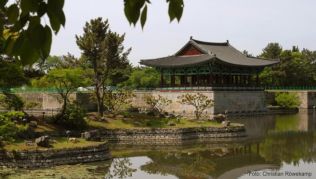 Rekonstruktion am Wolji-Teich: Nach der Entdeckung einiger Ruinen 1975 wurden in Gyeongju einige Pavillons eines rund 1000 Jahre zuvor zerstörten Palastes neu aufgebaut Rekonstruktion am Wolji-Teich: Nach der Entdeckung einiger Ruinen 1975 wurden in Gyeongju einige Pavillons eines rund 1000 Jahre zuvor zerstörten Palastes neu aufgebaut