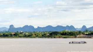 Blick vom thailändischen Nakhon Phanom aus über den Mekong auf Teile des laotischen Thakhek und dahinter liegende Karstberge Blick vom thailändischen Nakhon Phanom aus über den Mekong auf Teile des laotischen Thakhek und dahinter liegende Karstberge