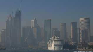Über Sydney liegt ein Rauchschleier. Wegen der Buschbrände in der Umgebung wird die Lage auch in Australiens Millionenmetropole zunehmend bedrohlich