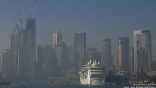 Über Sydney liegt ein Rauchschleier. Wegen der Buschbrände in der Umgebung wird die Lage auch in Australiens Millionenmetropole zunehmend bedrohlich Über Sydney liegt ein Rauchschleier. Wegen der Buschbrände in der Umgebung wird die Lage auch in Australiens Millionenmetropole zunehmend bedrohlich