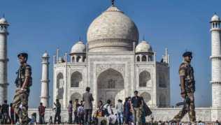 Unter strengen Hygienevorschriften will Indien wieder einen Besuch im Taj Mahal ermöglichen Unter strengen Hygienevorschriften will Indien wieder einen Besuch im Taj Mahal ermöglichen
