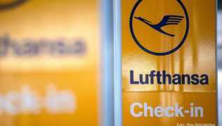 Schilder weisen auf den Lufthansa Check-in hin Schilder weisen auf den Lufthansa Check-in hin