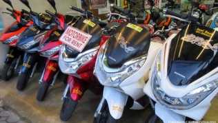 Im Thailand-Urlaub lockt die Ausfahrt mit einem Roller oder Motorrad - man braucht jedoch immer einen gültigen Führerschein Im Thailand-Urlaub lockt die Ausfahrt mit einem Roller oder Motorrad - man braucht jedoch immer einen gültigen Führerschein