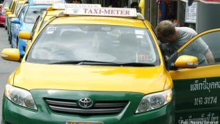 Das Taxifahren in Bangkok soll teurer werden. Künftig soll in Thailands Hauptstadt für die ersten beiden Kilometer ein Grundpreis von 40 thailändischen Baht fällig werden, umgerechnet etwas mehr als ein Euro Das Taxifahren in Bangkok soll teurer werden. Künftig soll in Thailands Hauptstadt für die ersten beiden Kilometer ein Grundpreis von 40 thailändischen Baht fällig werden, umgerechnet etwas mehr als ein Euro