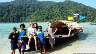 Thailand-Reisende übernachten in Gastfamilien und unternehmen Schnorchel- und Bootsausflüge Thailand-Reisende übernachten in Gastfamilien und unternehmen Schnorchel- und Bootsausflüge