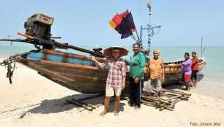 Fischerfamilie am Strand von Khanom bei den Vorbereitungen für den nächtlichen Fang Fischerfamilie am Strand von Khanom bei den Vorbereitungen für den nächtlichen Fang