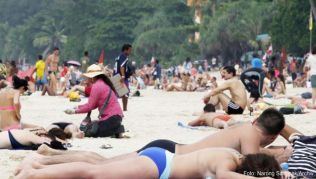 Thailand-Touristen, hier am Strand von Phuket, können nun nicht mehr auf der Ferieninsel Ko Similan übernachten Thailand-Touristen, hier am Strand von Phuket, können nun nicht mehr auf der Ferieninsel Ko Similan übernachten