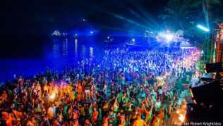 Viele Thailand-Urlauber dürften sich schon auf die Vollmondparty auf Koh Phangan gefreut haben. Doch nun wurde das Event abgesagt Viele Thailand-Urlauber dürften sich schon auf die Vollmondparty auf Koh Phangan gefreut haben. Doch nun wurde das Event abgesagt