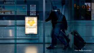 «Dieser Schalter ist heute geschlossen» steht auf einem Hinweiszettel am Thomas Cook Informationsschalter am Düsseldorfer Flughafen «Dieser Schalter ist heute geschlossen» steht auf einem Hinweiszettel am Thomas Cook Informationsschalter am Düsseldorfer Flughafen