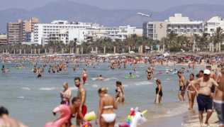 Touristen sonnen sich am Strand von El Arenal, einem der Hauptziele für deutsche und niederländische Touristen während der Sommersaison auf der Balearen-Insel Mallorca Touristen sonnen sich am Strand von El Arenal, einem der Hauptziele für deutsche und niederländische Touristen während der Sommersaison auf der Balearen-Insel Mallorca