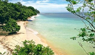 In Nationalpark bei Pangandaran auf Java/Indonesien finden menschenleere Strandabschnitte.##Foto: Johann Jilka In Nationalpark bei Pangandaran auf Java/Indonesien finden menschenleere Strandabschnitte.