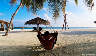 Weißer Sand auf der Haut, in der Hand ein exotischer Drink und dazu das sanfte Rollen des Meeres Weißer Sand auf der Haut, in der Hand ein exotischer Drink und dazu das sanfte Rollen des Meeres