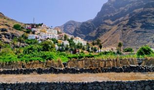 Valle Gran Rey liegt in einer Schlucht und bietet zahlreiche Wanderwege##Foto: iStock Valle Gran Rey liegt in einer Schlucht und bietet zahlreiche Wanderwege