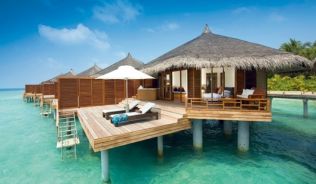 Malediven, Rashdoo-Atoll, Kuramathi: Die große Vielfältige##Foto: © Kuramathi Resort - WaterVilla Malediven, Rashdoo-Atoll, Kuramathi: Die große Vielfältige