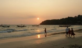 Die untergehende Sonne taucht den Strand von Sihanoukville in Kambodscha in ein romantisches Licht.##Foto:flickr.com Argenberg Abends taucht die untergehende Sonne den Strand in ein romantisches Licht.