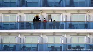 Frust statt Reiselust: Passagiere auf der in Quarantäne gestellten «Diamond Princess» im Februar. Inzwischen wird darüber diskutiert, ob die Abschottung des Schiffes tatsächlich hilfreich war Frust statt Reiselust: Passagiere auf der in Quarantäne gestellten «Diamond Princess» im Februar. Inzwischen wird darüber diskutiert, ob die Abschottung des Schiffes tatsächlich hilfreich war