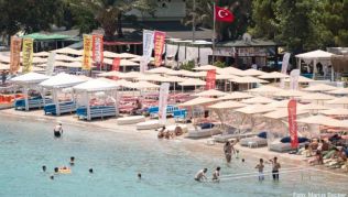 Die Türkei leidet unter einer schweren Währungskrise. Waren und Dienstleistungen werden dort nun auch für Urlauber günstiger Die Türkei leidet unter einer schweren Währungskrise. Waren und Dienstleistungen werden dort nun auch für Urlauber günstiger