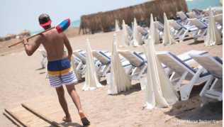 Ein Mann mit einem Besen geht an einem leeren Strand in Antalya entlang. Die Bundesregierung hat die Reisewarnung für die Türkei teilweise aufgehoben Ein Mann mit einem Besen geht an einem leeren Strand in Antalya entlang. Die Bundesregierung hat die Reisewarnung für die Türkei teilweise aufgehoben