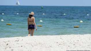 Touristin am Strand von Sousse: Tunesien lockt wegen der Corona-Pandemie derzeit kaum Urlauber Touristin am Strand von Sousse: Tunesien lockt wegen der Corona-Pandemie derzeit kaum Urlauber