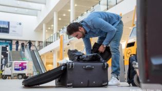 Erst am Flughafen Gepäck aufzugeben, wird in der Regel teuer - und zwingt so manchen Urlauber zum Umpacken Erst am Flughafen Gepäck aufzugeben, wird in der Regel teuer - und zwingt so manchen Urlauber zum Umpacken