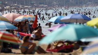 Schirm an Schirm: Der Massentourismus wie hier auf Mallorca und überfüllte Sehenswürdigkeiten ärgern viele Urlauber Schirm an Schirm: Der Massentourismus wie hier auf Mallorca und überfüllte Sehenswürdigkeiten ärgern viele Urlauber