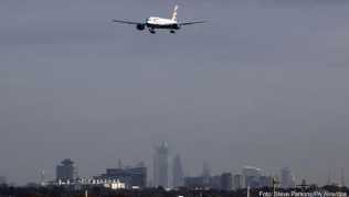 Ein Flugzeug von British Airways ist im Landeanflug auf die Nordbahn des Flughafen Heathrow Ein Flugzeug von British Airways ist im Landeanflug auf die Nordbahn des Flughafen Heathrow