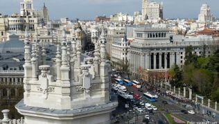 Wer als Besucher in das Zentrum von Madrid möchte, muss auf sein eigenes Fahrzeug verzichten. Denn Ausländer erhalten bislang nicht die erforderliche Umweltplakette Wer als Besucher in das Zentrum von Madrid möchte, muss auf sein eigenes Fahrzeug verzichten. Denn Ausländer erhalten bislang nicht die erforderliche Umweltplakette