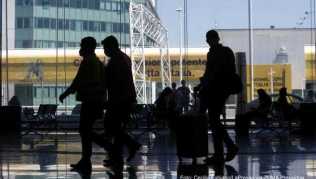 Auf dem Flughafen Leonardo da Vinci in Rom treffen die ersten Urlauber ein. Der Flugverkehr wird allmählich wieder ausgebaut Auf dem Flughafen Leonardo da Vinci in Rom treffen die ersten Urlauber ein. Der Flugverkehr wird allmählich wieder ausgebaut
