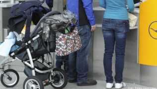 Wenn Kleinkinder mit in den Urlaub reisen, sollten sich die Eltern vorab über die ärztliche Versorgung am Urlaubsort informieren Wenn Kleinkinder mit in den Urlaub reisen, sollten sich die Eltern vorab über die ärztliche Versorgung am Urlaubsort informieren