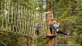 Am Snowmass Mountain gibt es unter anderem eine Zipline-Baumwipfeltour und einen Hochseilparcours Am Snowmass Mountain gibt es unter anderem eine Zipline-Baumwipfeltour und einen Hochseilparcours