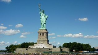Die Freiheitsstatue steht auf Liberty Island im New Yorker Hafen Die Freiheitsstatue steht auf Liberty Island im New Yorker Hafen
