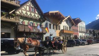 In Leavenworth können Besucher während einer Kutschfahrt die im bayerischen Stil gehaltenen Hausfassaden betrachten In Leavenworth können Besucher während einer Kutschfahrt die im bayerischen Stil gehaltenen Hausfassaden betrachten
