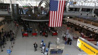 Wegen des Shutdowns müssen Reisende an US-Flughäfen mit längeren Wartezeiten rechnen Wegen des Shutdowns müssen Reisende an US-Flughäfen mit längeren Wartezeiten rechnen