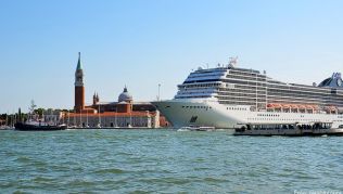 Ein Luxus-Liner fährt am Markusplatz vorbei und bringt viele Touristen mit Ein Luxus-Liner fährt am Markusplatz vorbei und bringt viele Touristen mit